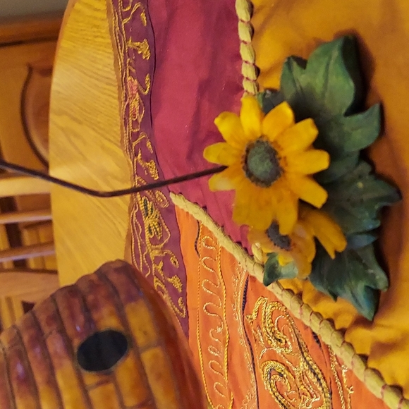 Bee hive with flowery holder - Picture 3 of 9